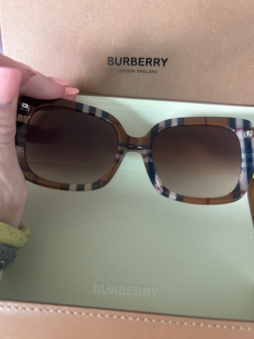 New! Burberry Brown Plaid Oversized Square Women’s Sunglasses - Picture 3 of 3